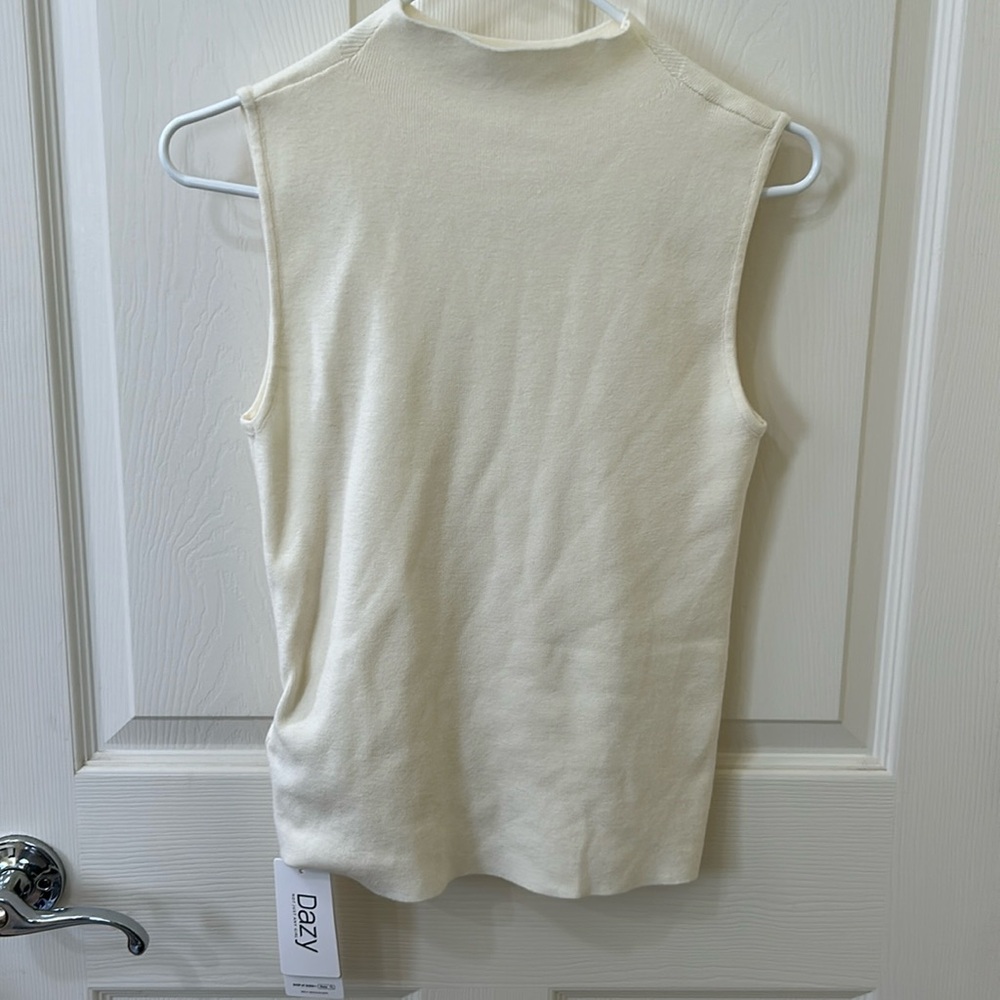 NWT light weight sleeveless sweater. Size XL